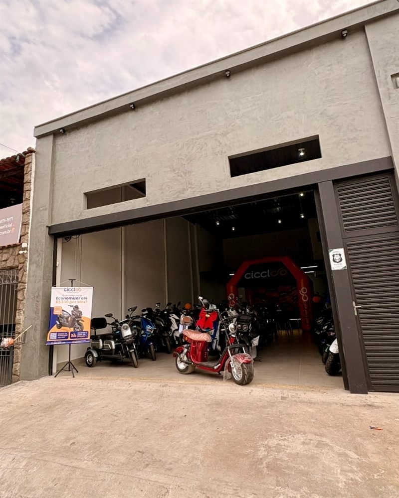 Fachada e frota de motos elétricas na Ciccloo